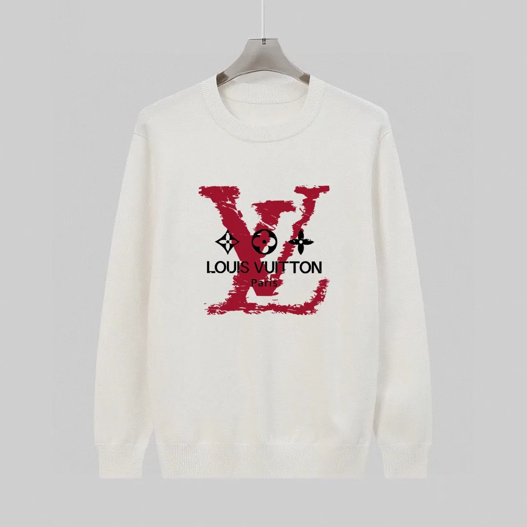 🅿️240 【LV Louis Vuitton】Autumn and winter classic round neck pullover sweater, in full condition! ! ! Wool blended fabric, the latest model in 2025, golden ratio! ! Slim-fitting soft gold, versatile and practical item, the combination and practicality are extremely powerful, simple and elegant, and classy! To create your own style, it is highly recommended to buy it in two colors. The standard slim fit tailoring process is suitable for both young and old men. It is knitted from wool and will not cause any discomfort! While keeping warm, it is stylish, textured and wearable, and the classic logo with contrasting colors on the chest feels in place! ! Recommended for regular customers! ! Size M-3XL (maximum wear: 190 pounds)